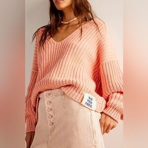 NWOT We The Free Cuddle V Neck
Sweater Chunky Knit Oversized size S coral pink